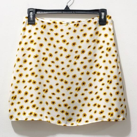 NWT: WeWoreWhat - Women's, Ivory, Ditsy Daisies, Mini Slip Skirt (size Small) - Picture 1 of 5